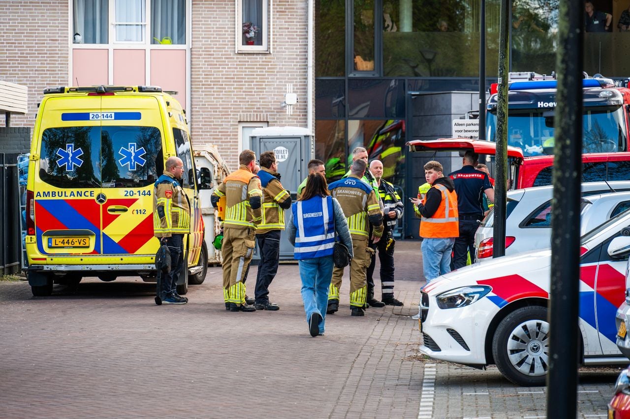 Brandweer doet metingen bij woonzorgcentrum na onwelwording (foto: Tom van der Put / Persbureau Heitink). 