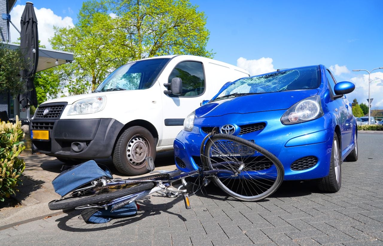Fietser gewond nadat hij op auto botst in Vlijmen (foto: Bart Meesters / Persbureau Heitink).