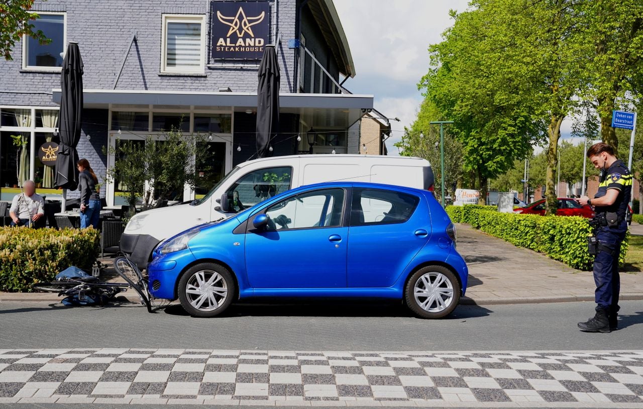Fietser gewond nadat hij op auto botst in Vlijmen (foto: Bart Meesters / Persbureau Heitink).