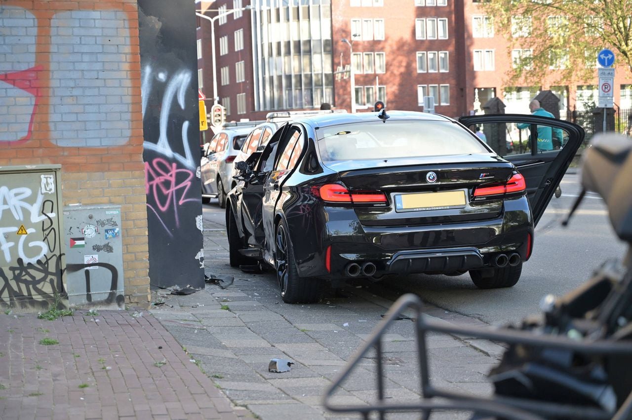 Automobilist botst op scooterrijder in Breda (foto: Perry Roovers / Persbureau Heitink). 