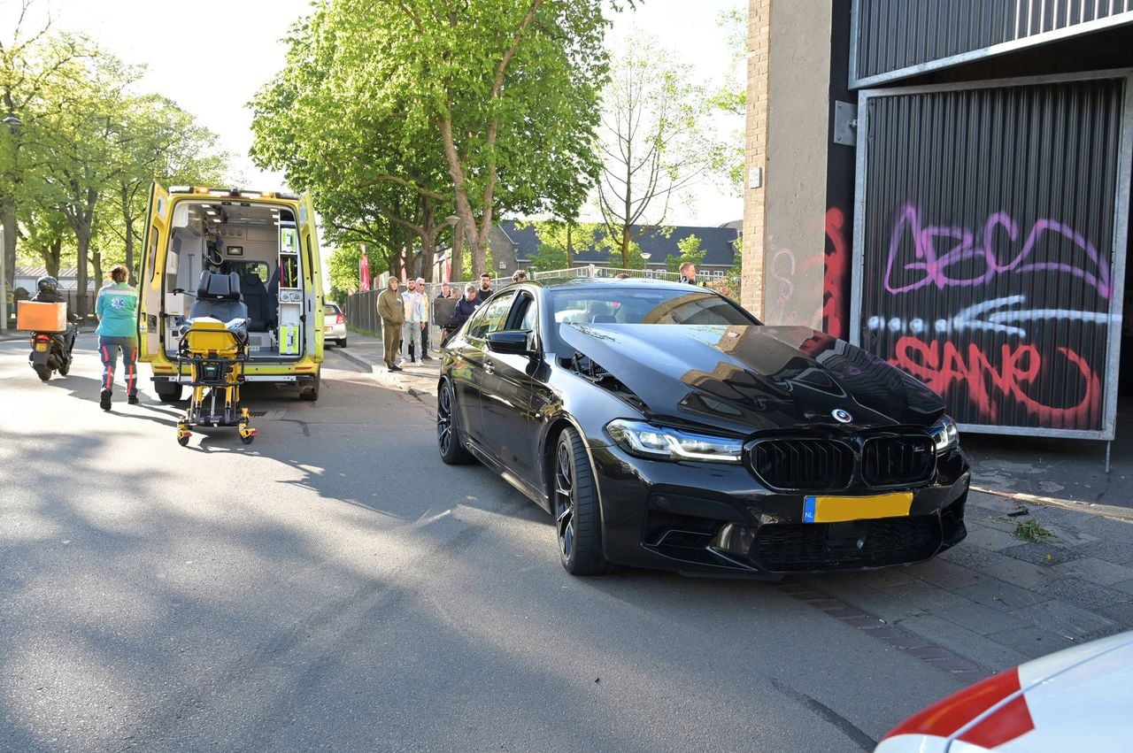 Automobilist botst op scooterrijder in Breda (foto: Perry Roovers / Persbureau Heitink). 