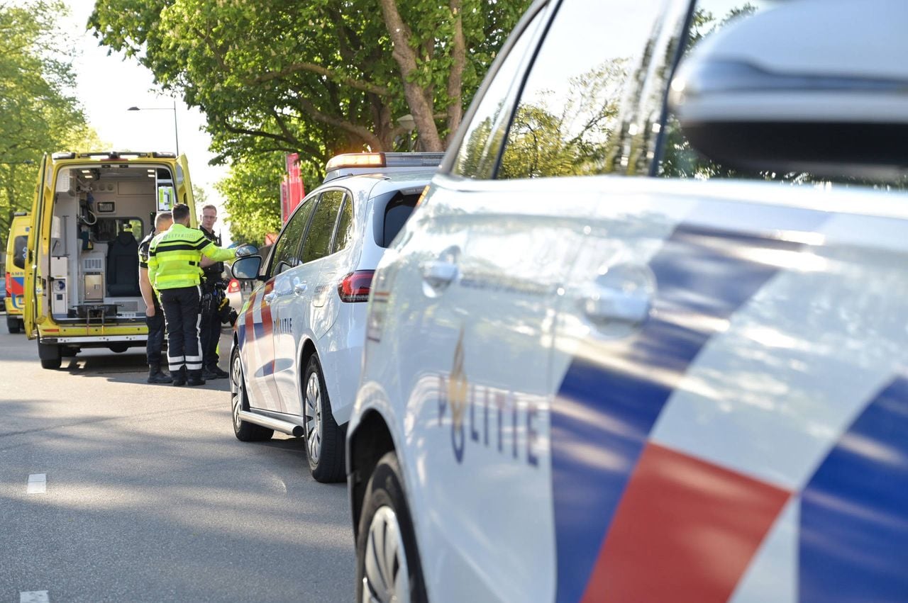Automobilist botst op scooterrijder in Breda (foto: Perry Roovers / Persbureau Heitink). 