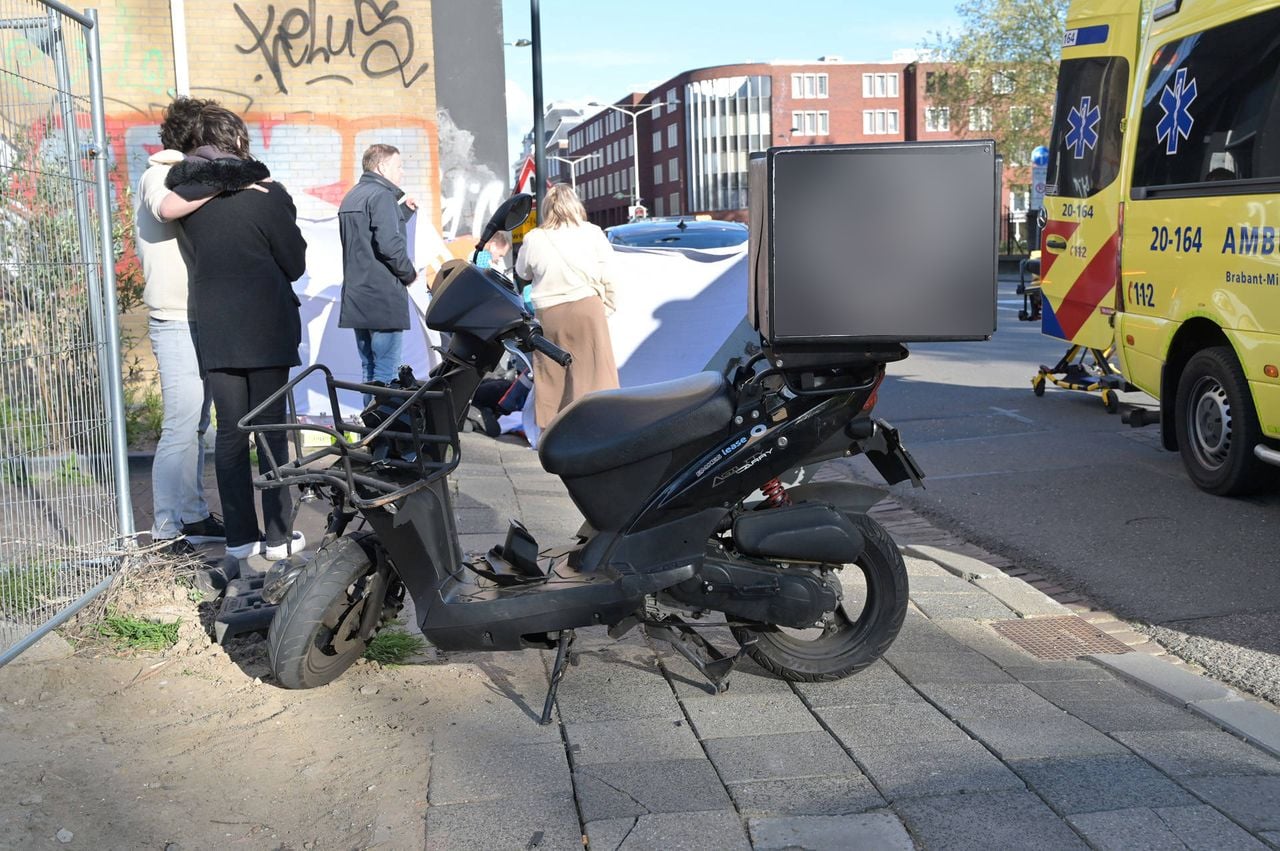 Automobilist botst op scooterrijder in Breda (foto: Perry Roovers / Persbureau Heitink). 