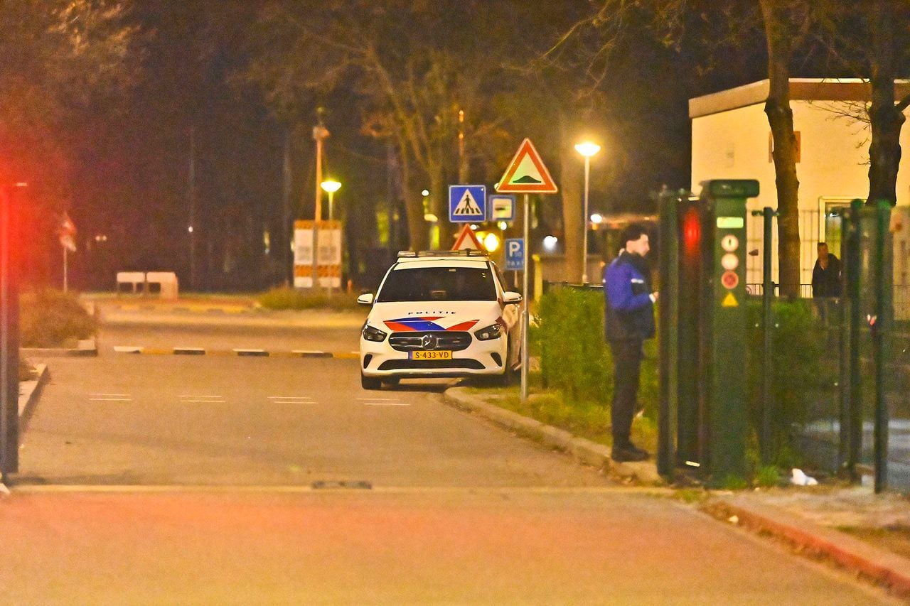 Vechtpartij bij azc in Budel (foto: Rico Vogels / Persbureau Heitink). 