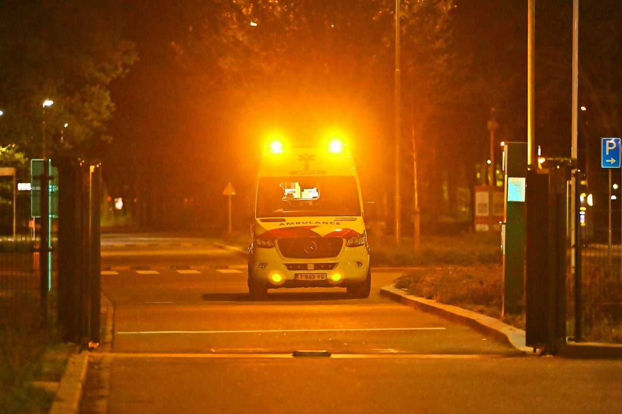 Vechtpartij bij azc in Budel (foto: Rico Vogels / Persbureau Heitink). 