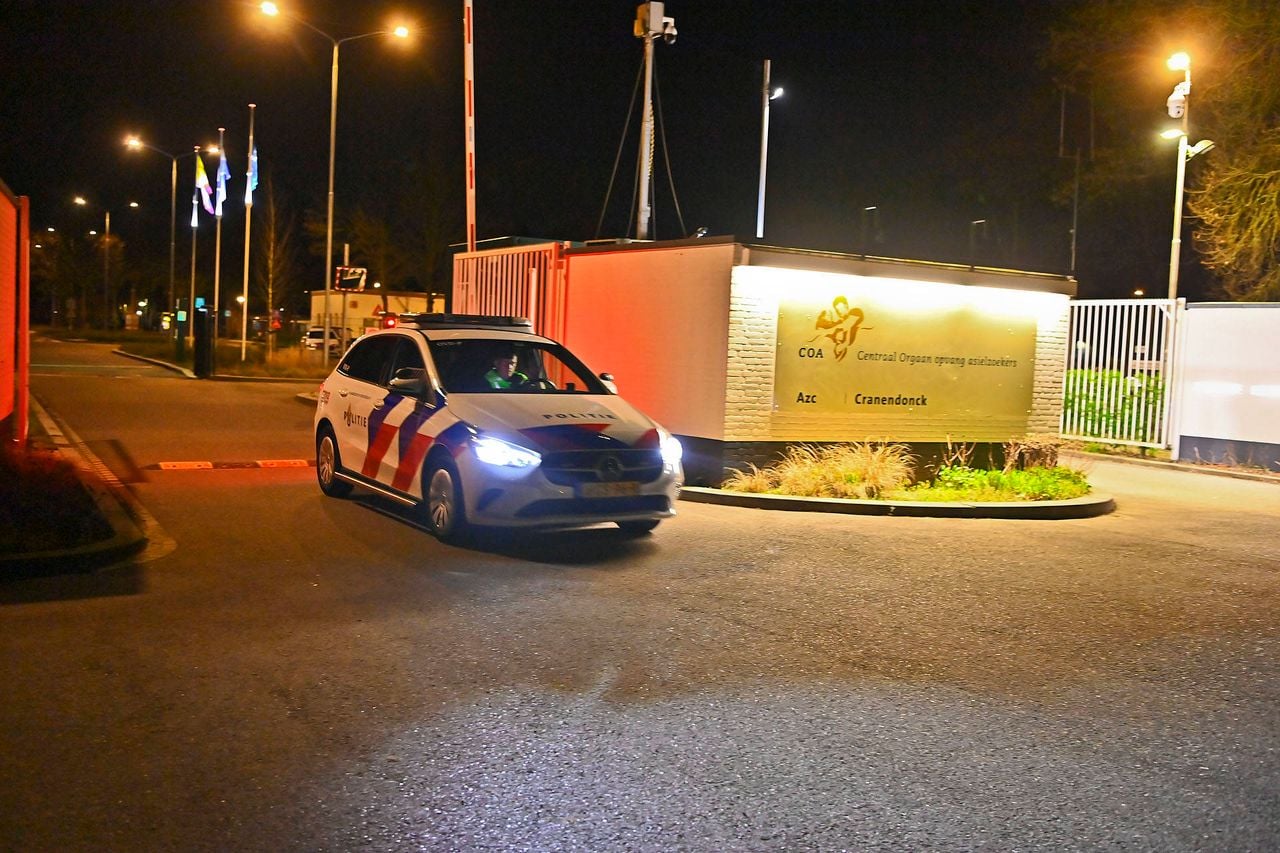 Vechtpartij bij azc in Budel (foto: Rico Vogels / Persbureau Heitink). 