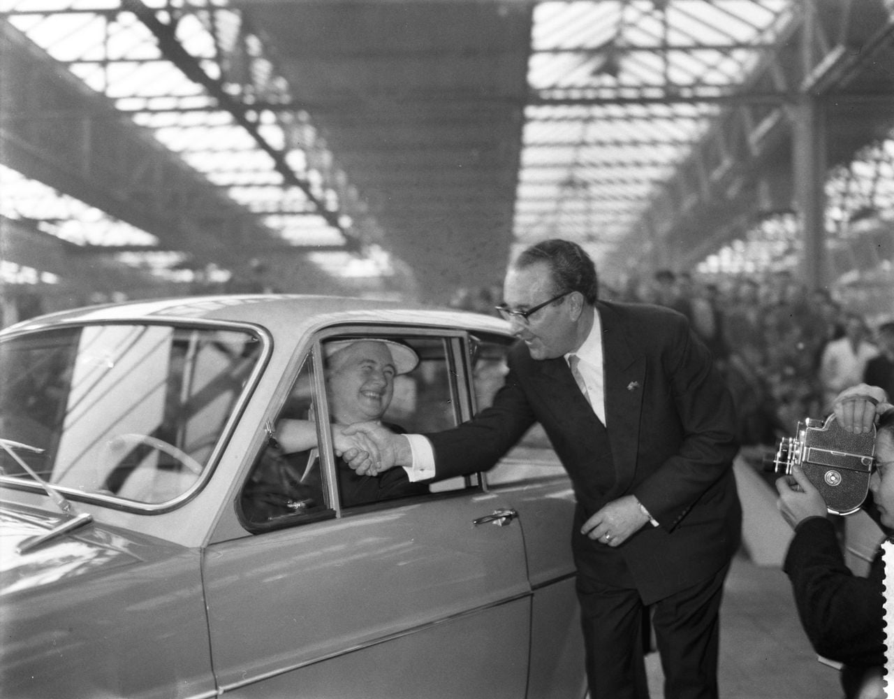 Burgemeester Truus Smulders krijgt de eerste DAF van directeur Hub van Doorne (Joop van Bilsen / Anefo/ Nationaal Archief)