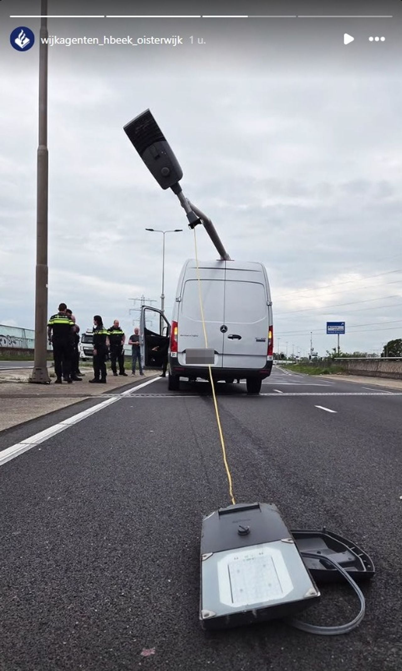 Met een soort touw werd de lantaarnpaal van het busje getrokken (foto: Wijkagenten Hilvarenbeek en Oisterwijk).