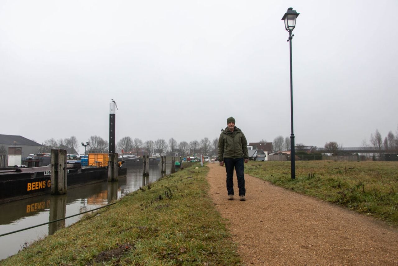 De haven is voor Roland een fijne plek om te wandelen en soms even te zitten op een bankje. (Foto: ZuidWest Update)
