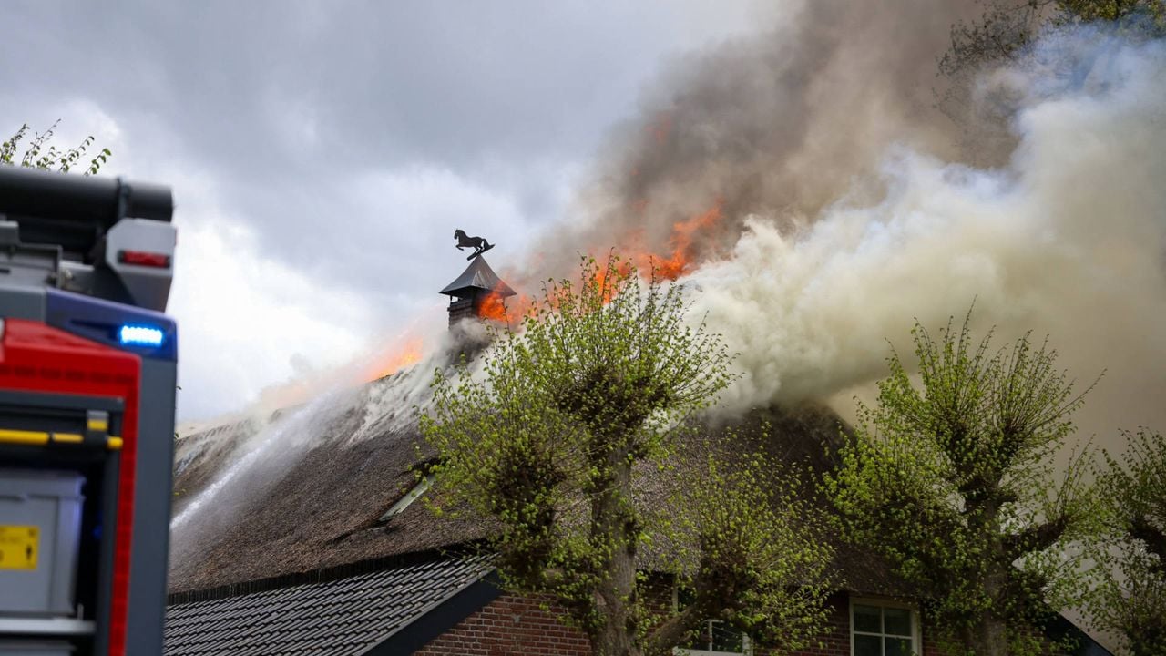 Er komt flinke rook vrij bij de brand in Uden (foto: Persbureau Heitink).