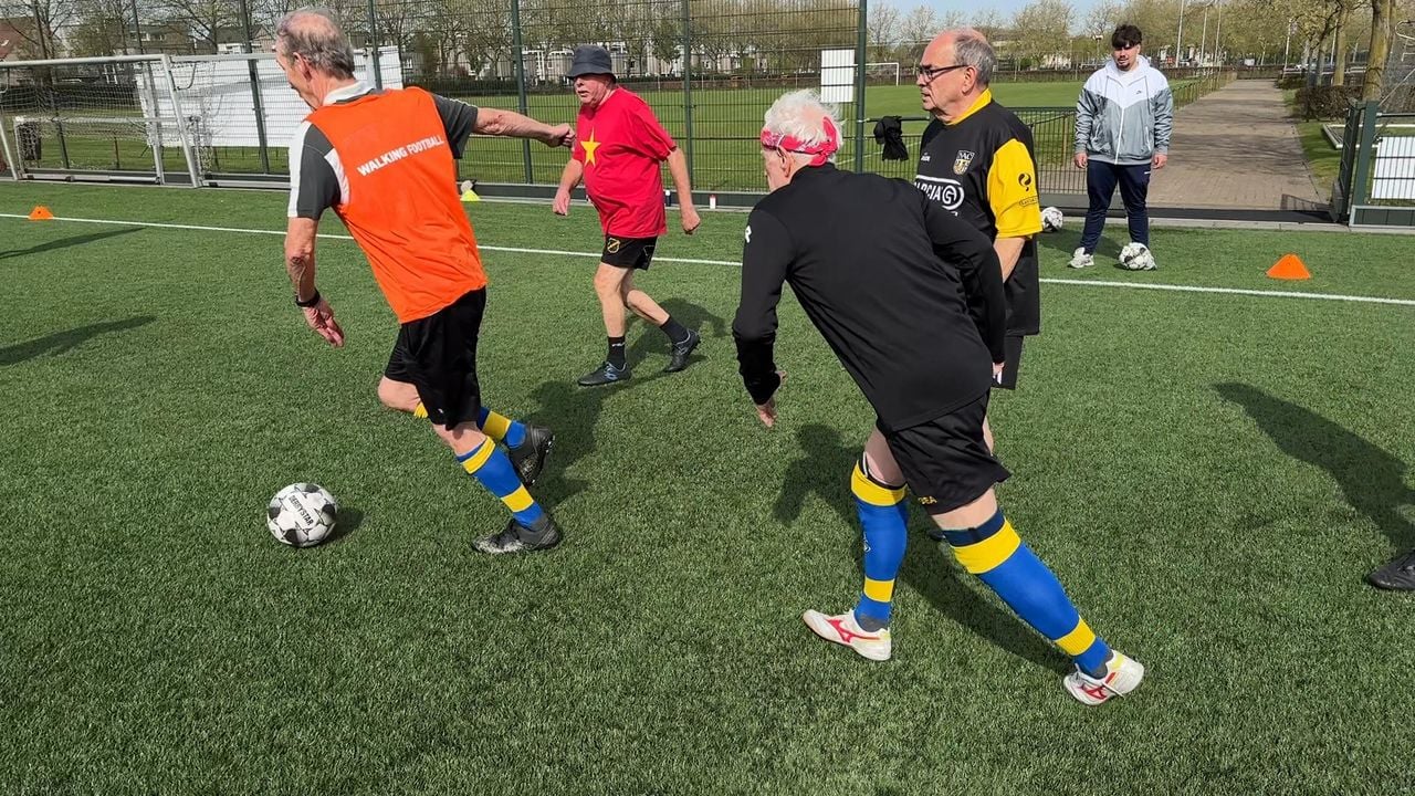 Joost Verharen in actie. 'Niet lopen met de bal' wordt er geroepen. 
