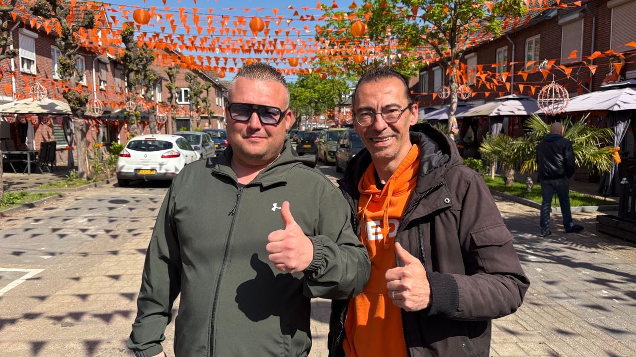 Jaimy Weijgers (l) en Chris de Leij (r) in april in hun oranjestraat, de Ahornstraat in Breda (foto: Ruud Ritzen).