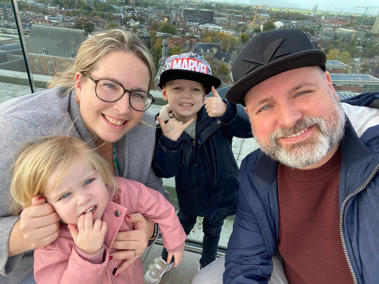 Kamiel en Karlijn met hun zoontje Cas en zijn zusje Vesper.