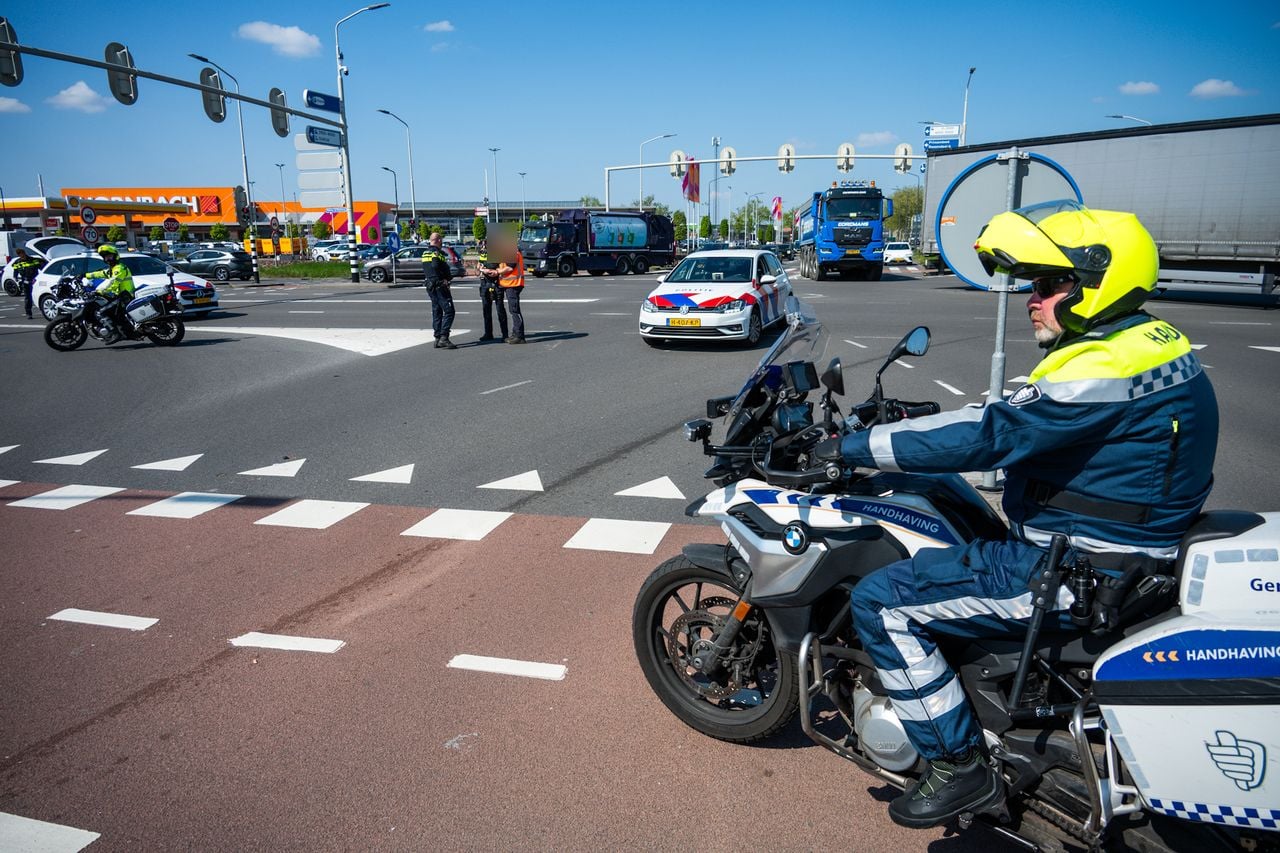 Motorrijder gewond na botsing met veegwagen (foto: Tom van der Put / Persbureau Heitink). 