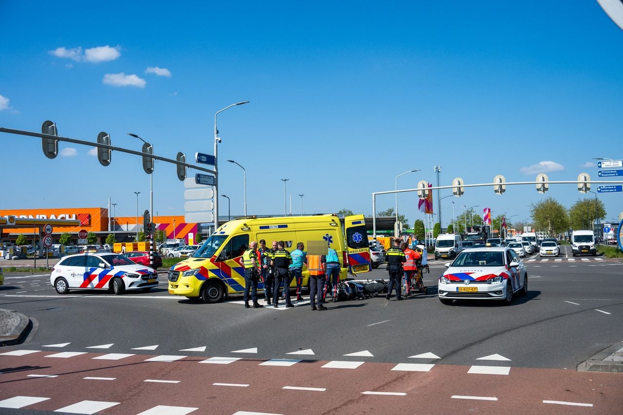 Motorrijder gewond na botsing met veegwagen (foto: Tom van der Put / Persbureau Heitink). 