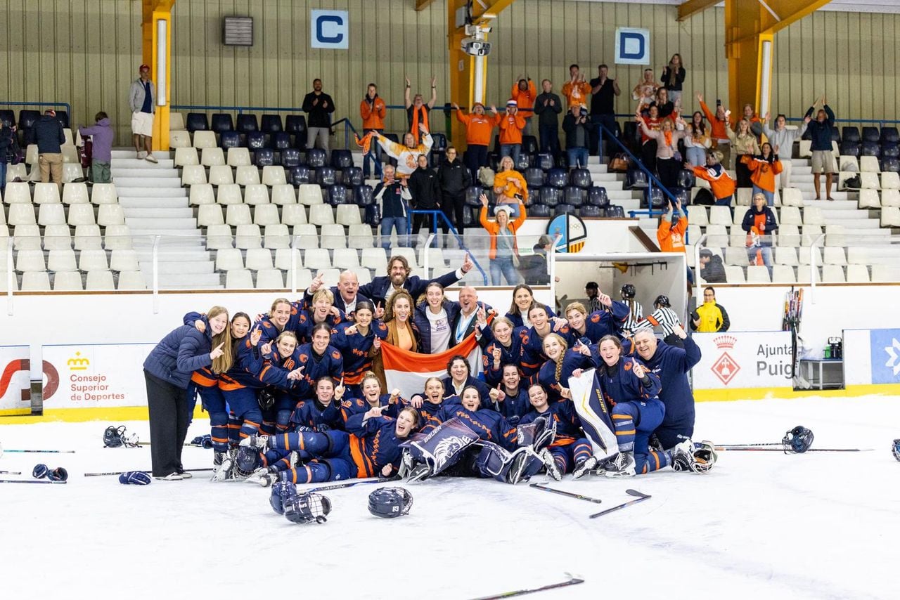 De Nederlandse ijshockeyvrouwen werden wereldkampioen.