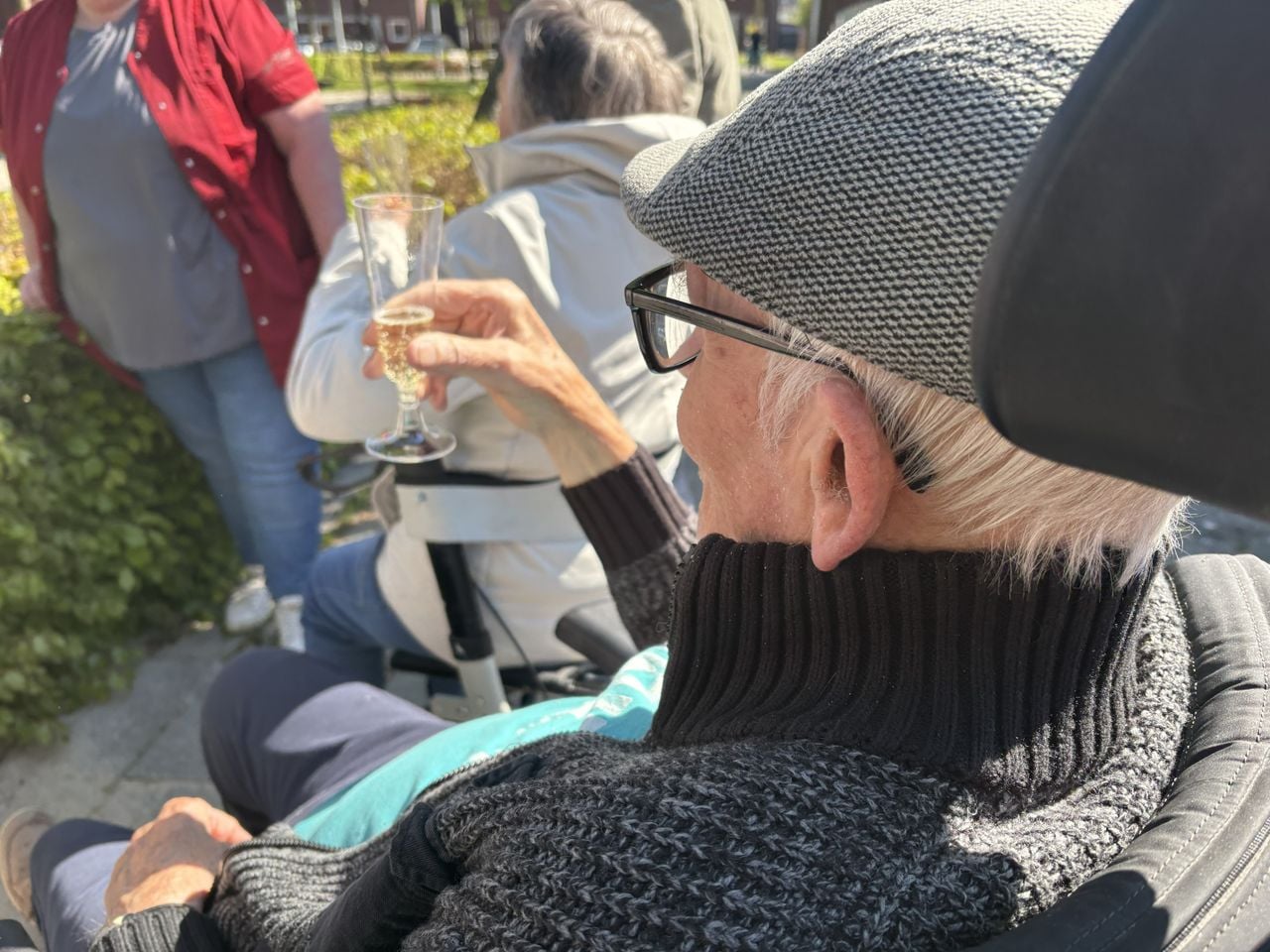 Een glaasje champagne bij de feestelijke opening van het wandelpad (foto: Karin Kamp).