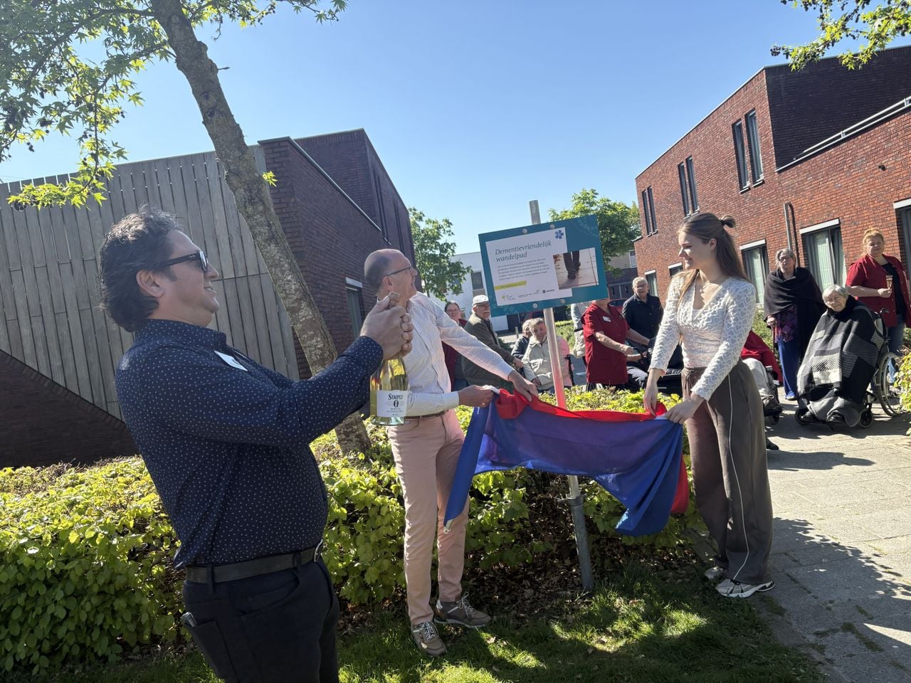 De onthulling van het dementievriendelijke wandelpad in Eersel (foto: Karin Kamp).