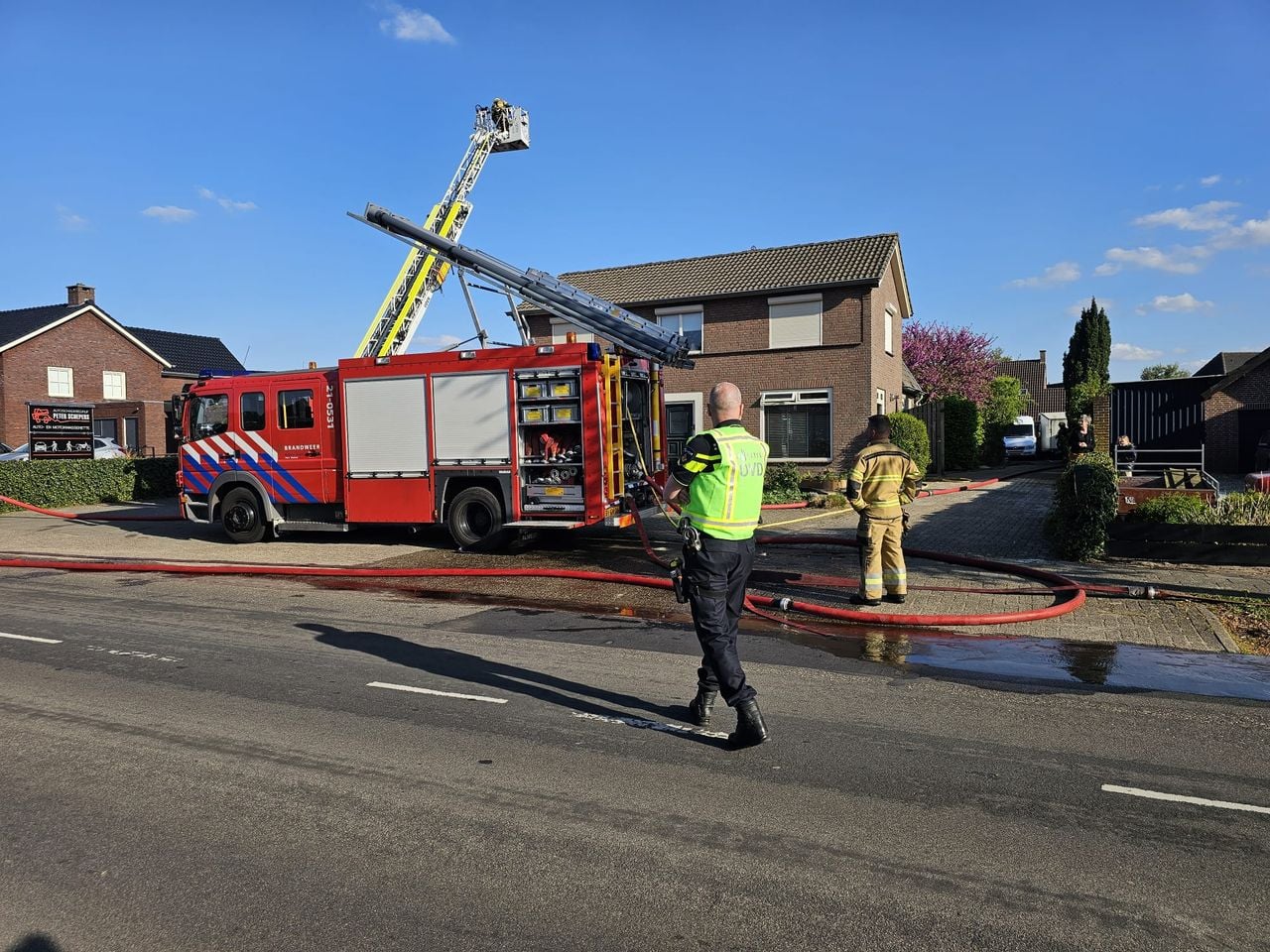 Brand op dak van autobedrijf in Boekel (foto: Persbureau Heitink).