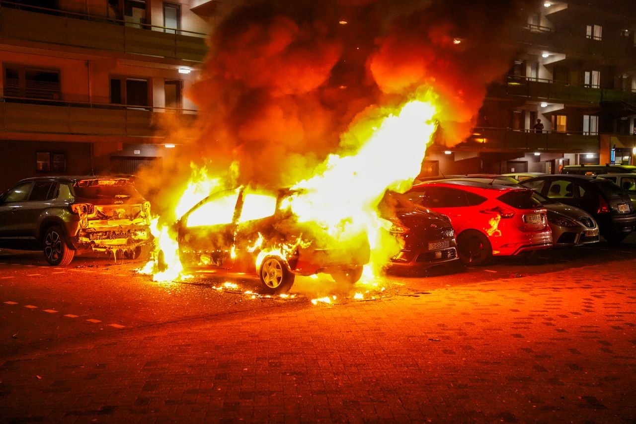 De vlammen sloegen hoog uit een van de auto's aan de Admiraal Byrdstraat in Geldrop (foto: Dave Hendriks/Persbureau Heitink).