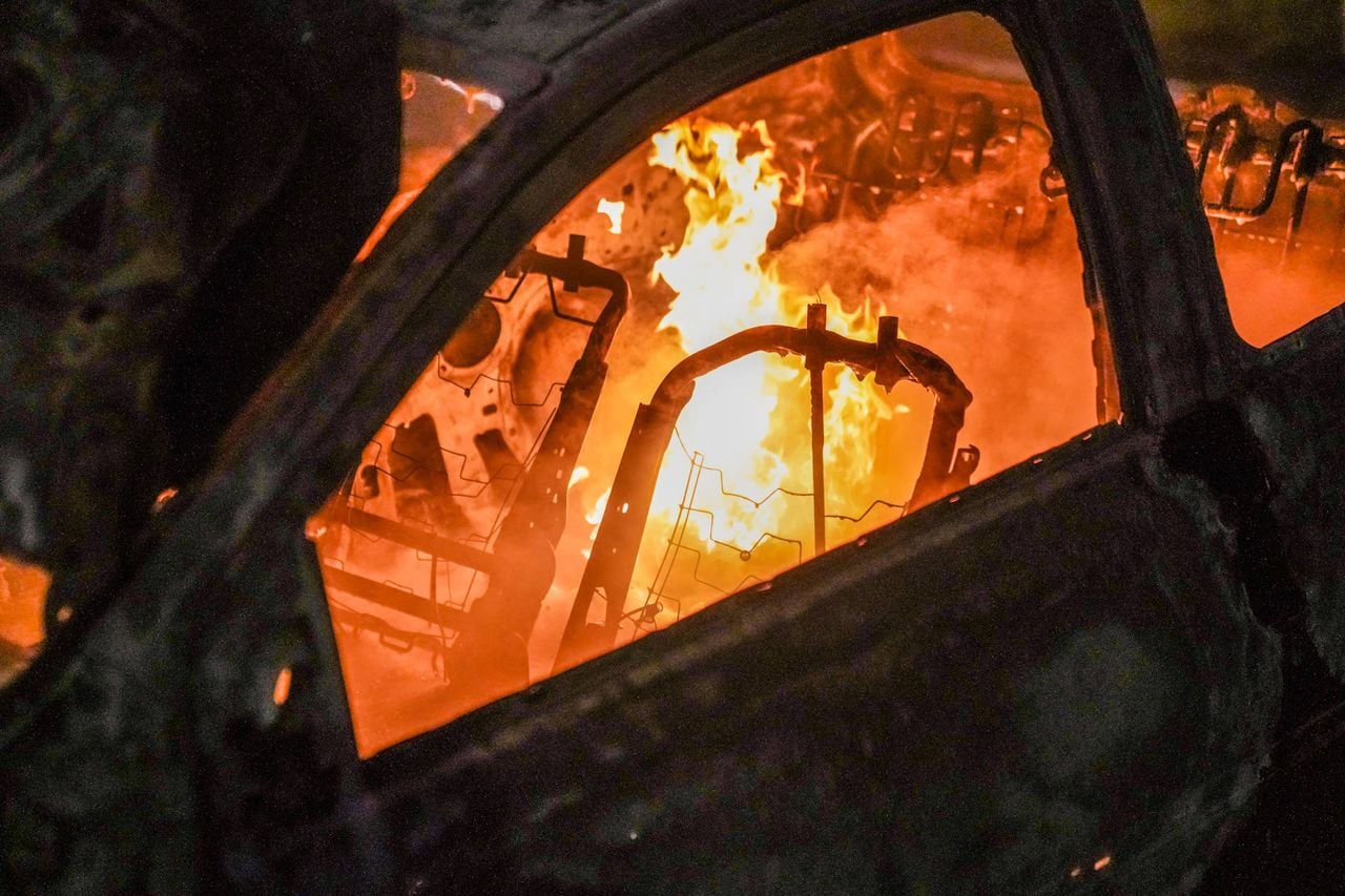 Van deze auto in Geldrop bleef weinig over (foto: Dave Hendriks/Persbureau Heitink).