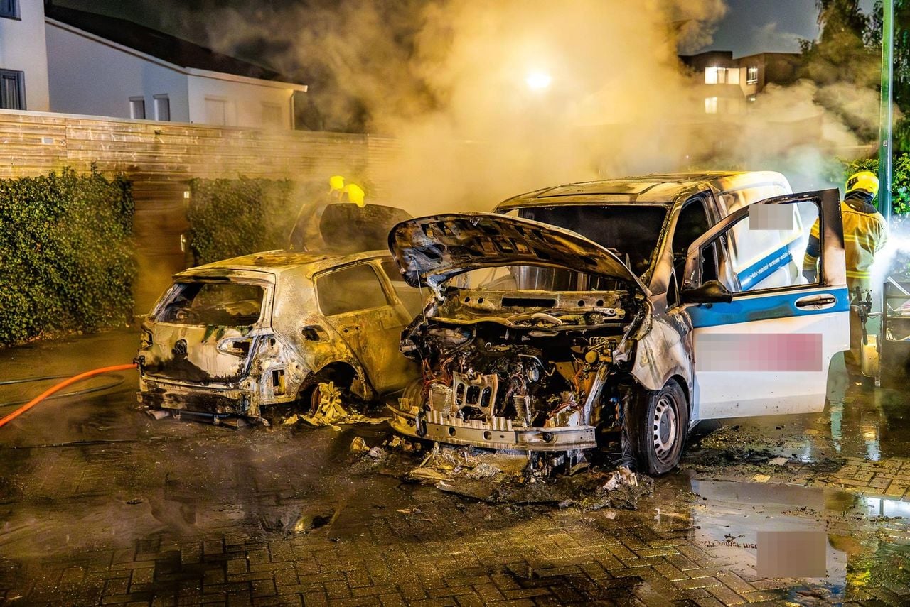 Bij de autobrand in Berghem raakten een bedrijfsbus en een auto volledig verwoest (foto: Lucas Lammers/Persbureau Heitink).