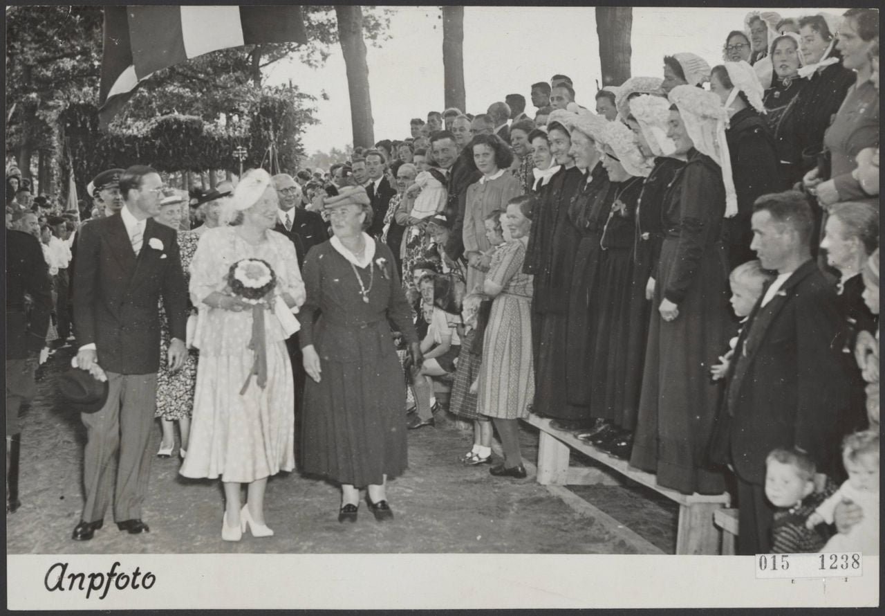 Koningin Juliana en prins Bernhard worden op 7 september 1949 door burgmeester Truus Smulders rondgeleid tijdens een bezoek aan Middelbeers (fotocollectie Elsevier Binnenland/Nationaal Archief).