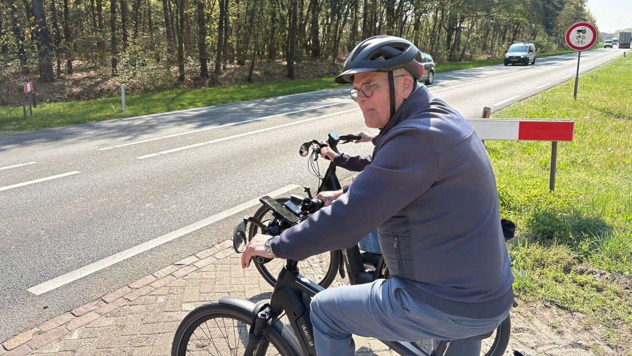 Dit echtpaar uit Apeldoorn probeert de N279 over te steken.