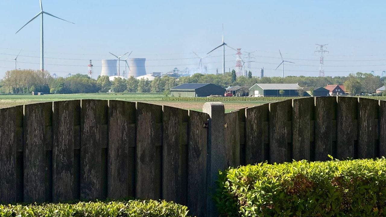 Kerncentrale Doel staat bijna letterlijk in de achtertuin van bewoners in Ossendrecht  (foto Erik Peeters).