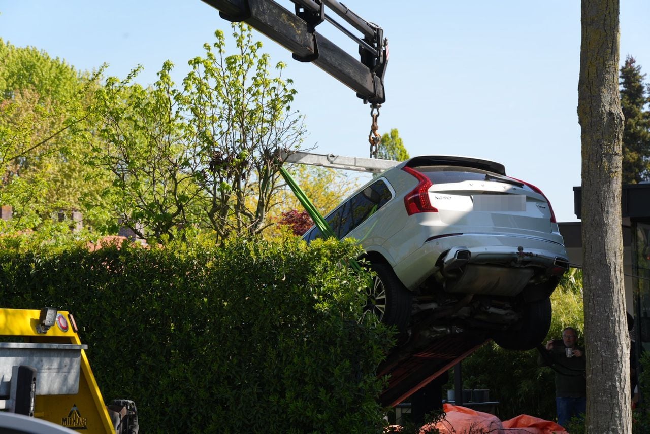 Een auto belandde in Waalwijk in een tuin (foto: Persbureau Heitink).