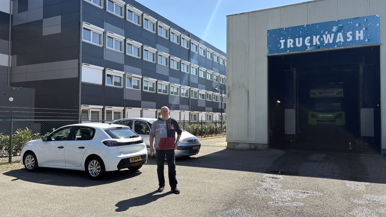 Het arbeidsmigrantenhotel ligt naast wasstraat van Mart van Osta (foto: Omroep Brabant). 