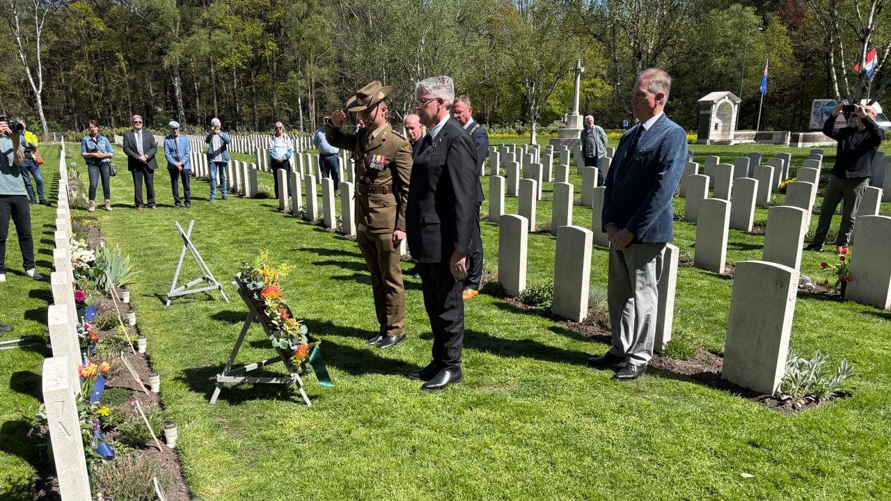 Bij de graven van de Australische bemanning worden kransen gelegd. 
