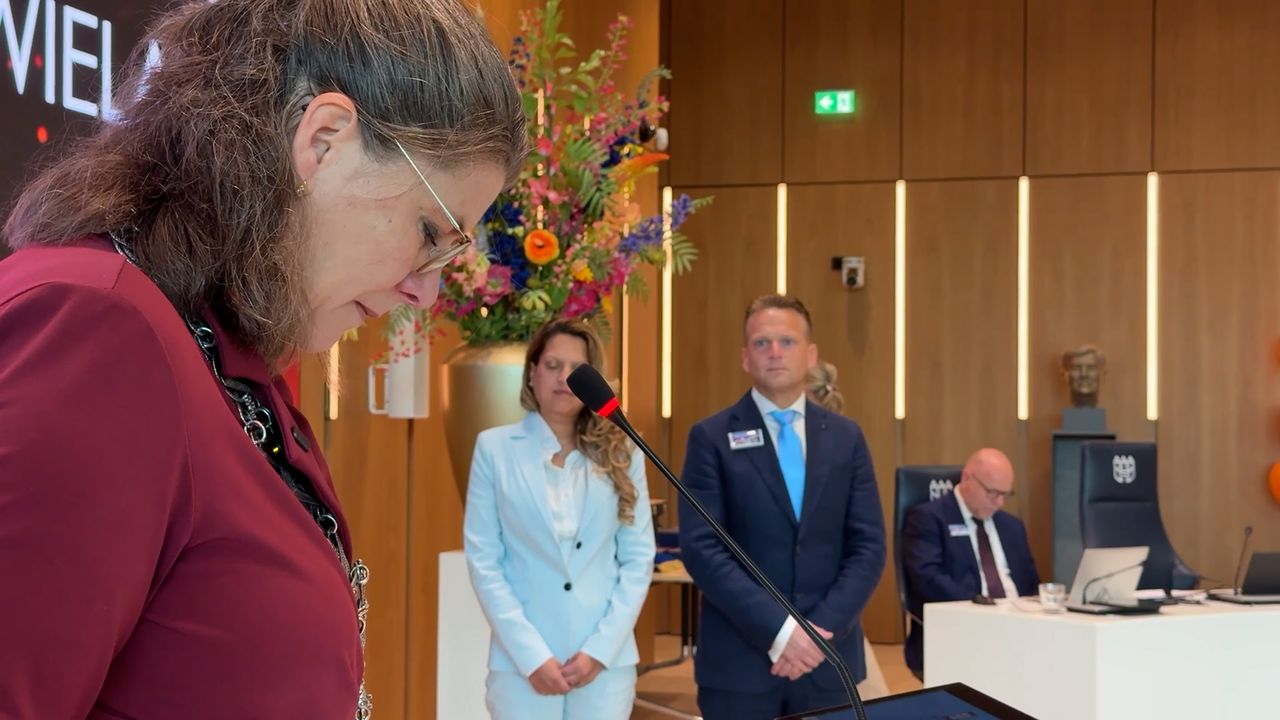 Burgemeester Fleur Gräper spreekt Wesley toe (foto: Peter Soethout).