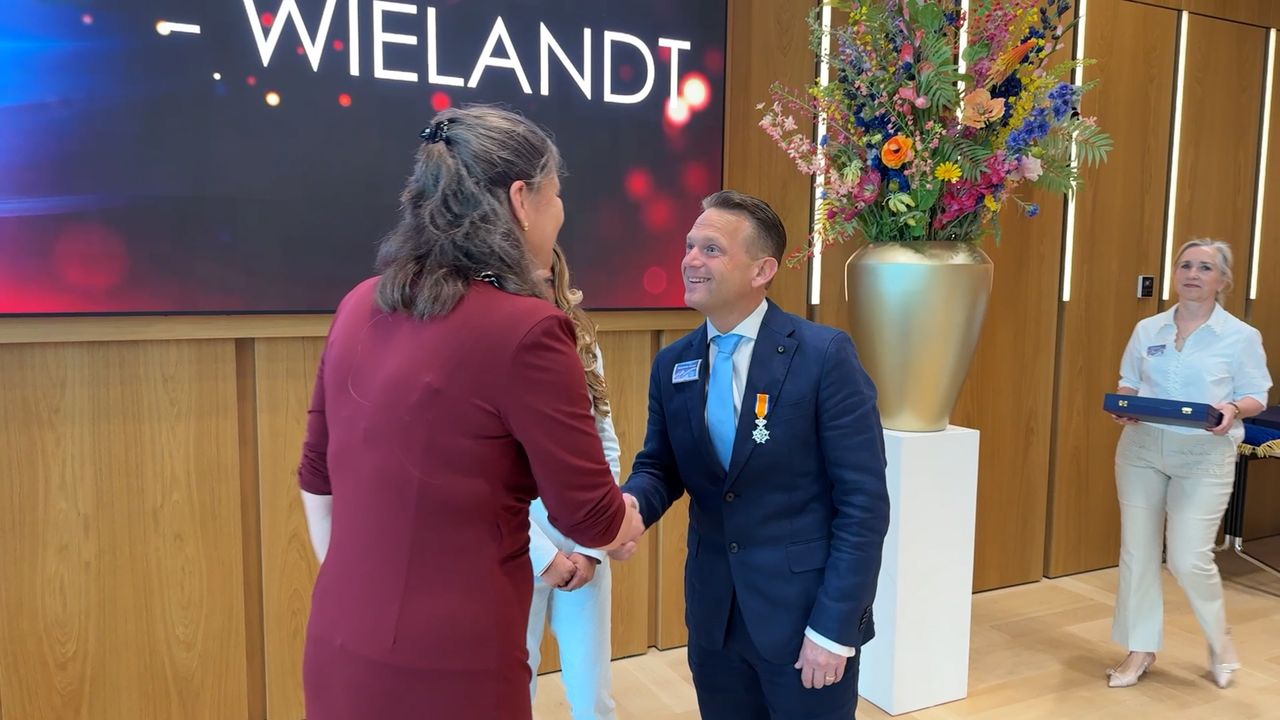 Wesley heeft zijn lintje opgespeld gekregen (foto: Pieter Soethout).