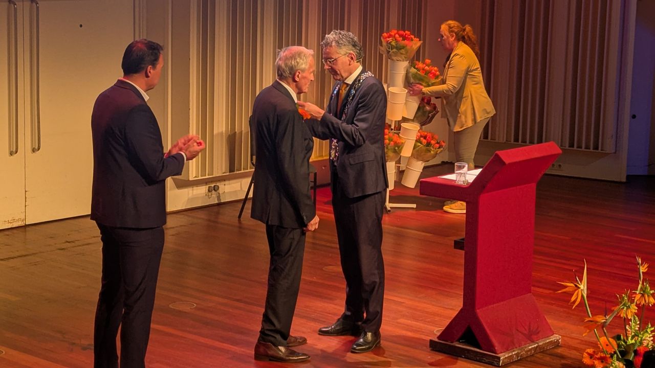 Anton Kotte krijgt zijn koninklijke onderscheiding opgespeld (foto: Ferenc Triki)