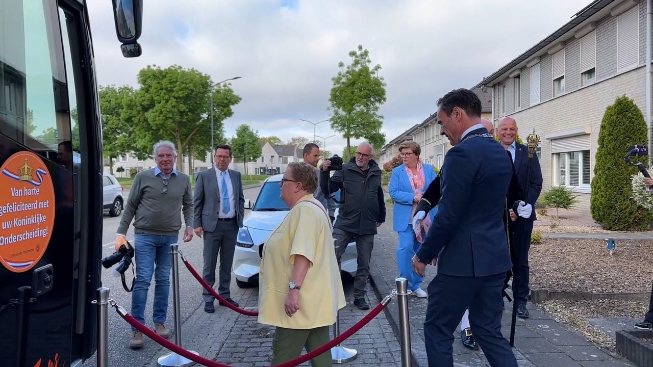 Angelique stapt de bus in (foto: Floortje Steigenga).