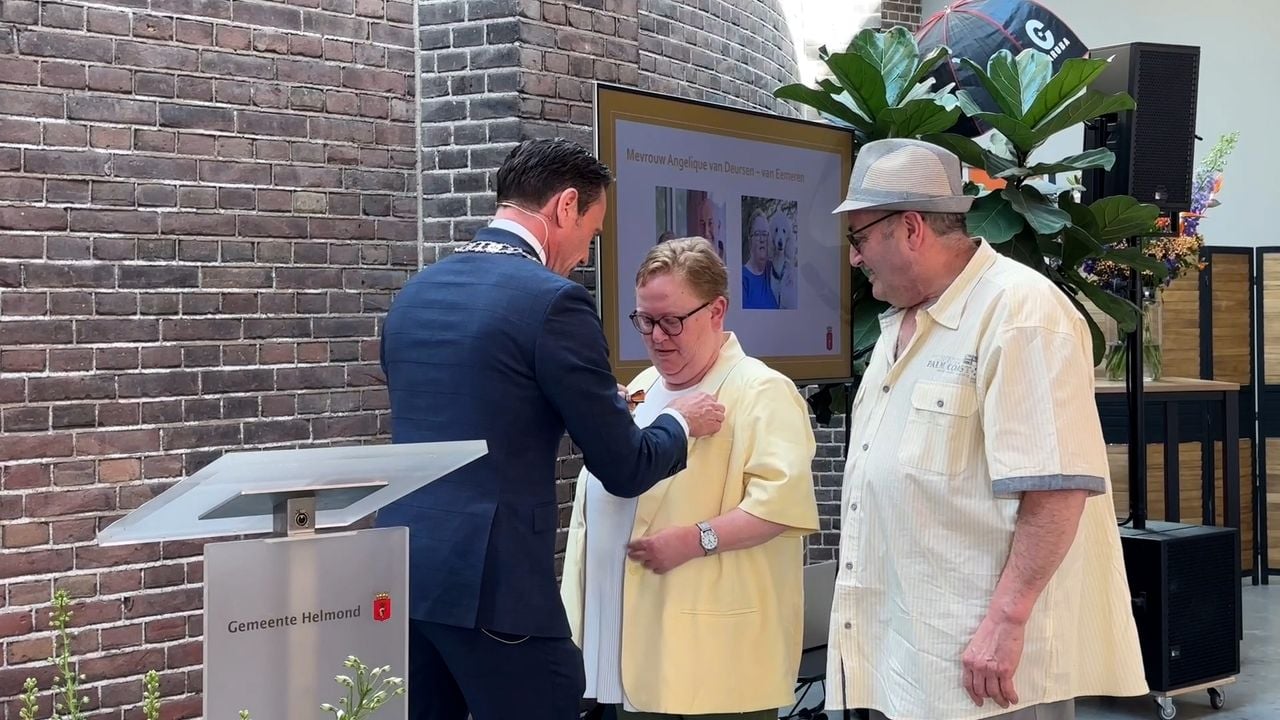 Angelique krijgt het lintje opgespeld door burgemeester Sjoerd Potters (foto: Floortje Steigenga).