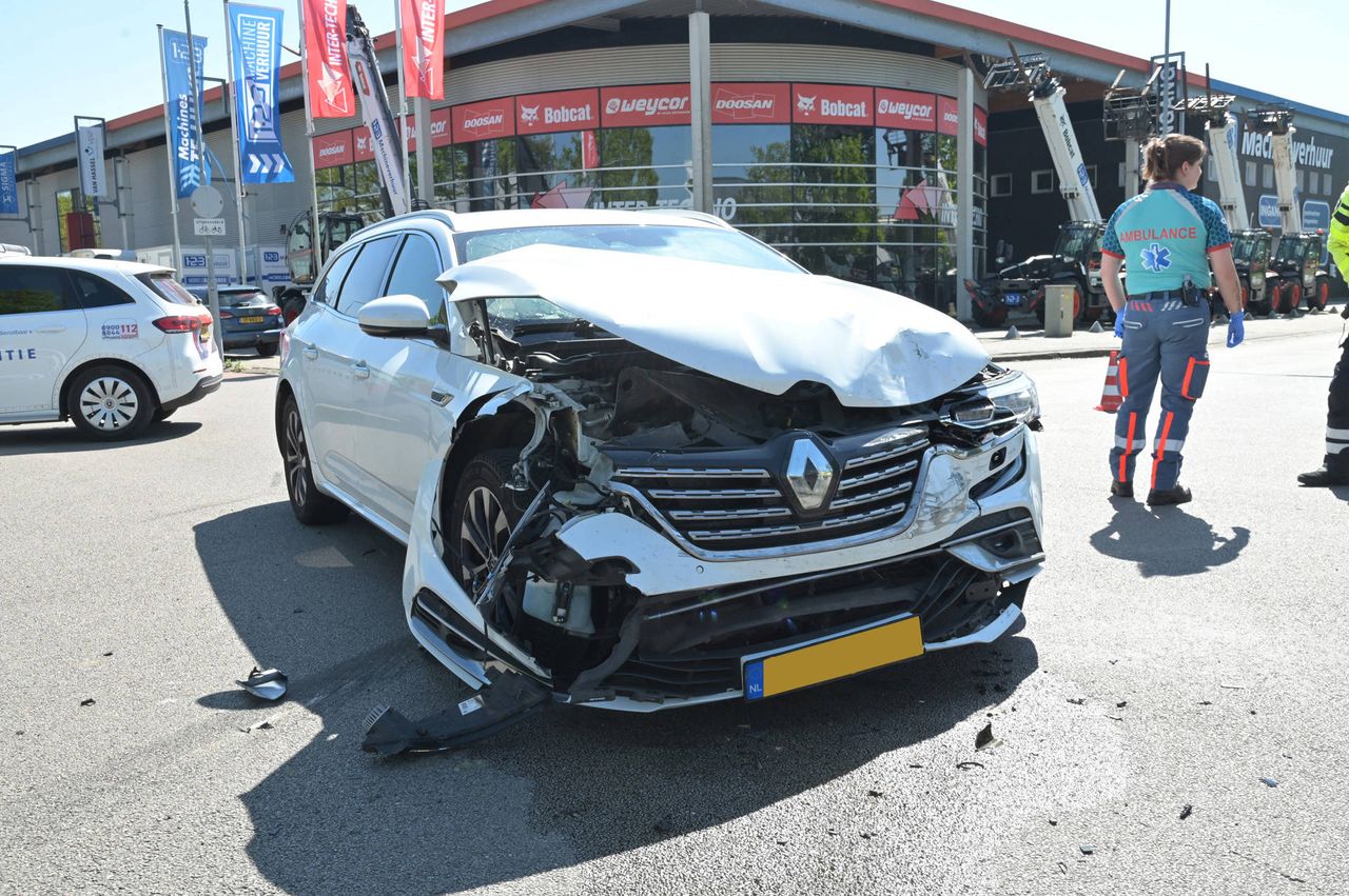 De auto's raakten flink beschadigd (foto: Perry Roovers / Persbureau Heitink).