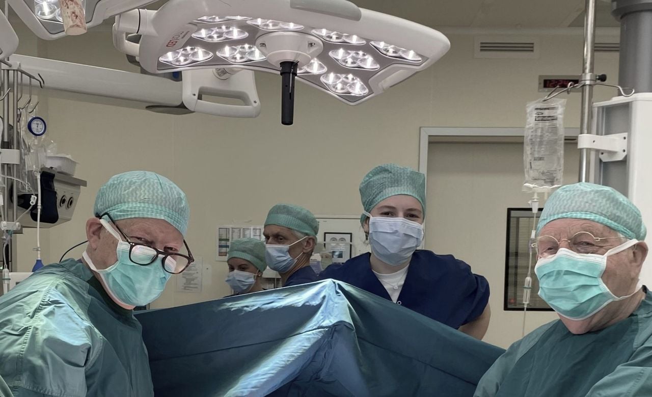 De drie generaties Wegdam samen op de operatiekamer (foto: Elkerliek Ziekenhuis).