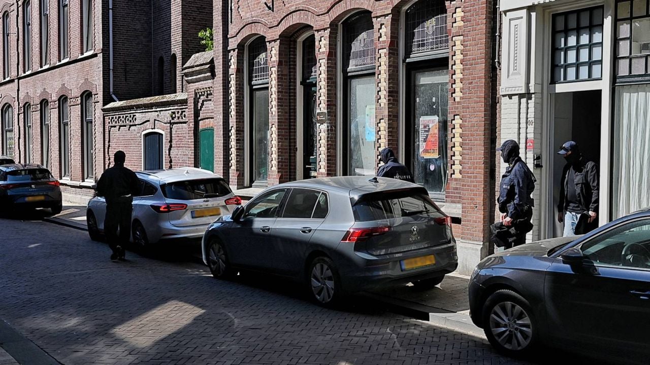 De politie deed grondig onderzoek in de bovenwoning (foto: Toby de Kort / Persbureau Heitink).