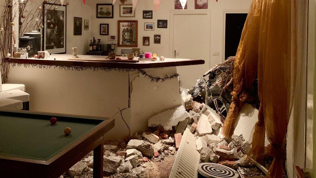 In 2019 was het ook al raak: een auto in het huis van Olga en Aad (privéfoto).