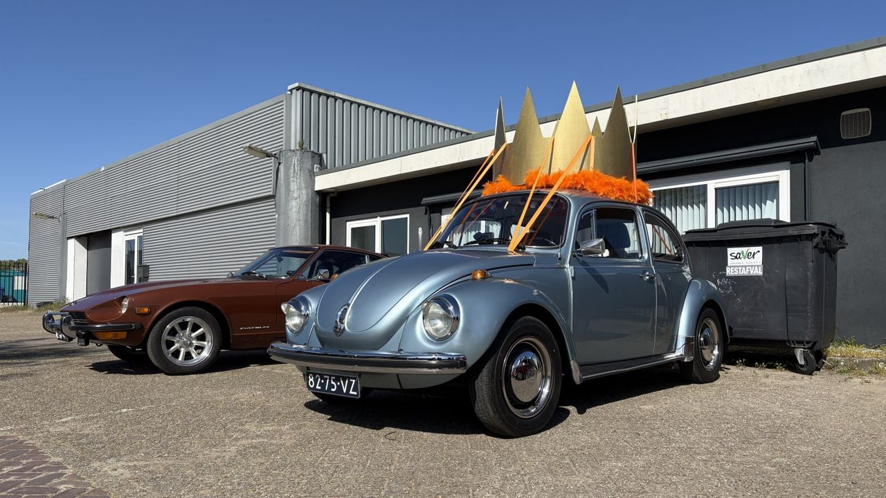 Deze oldtimer was speciaal voor deze rit voorzien van een grote kroon (foto: Wilco Zonneveld).