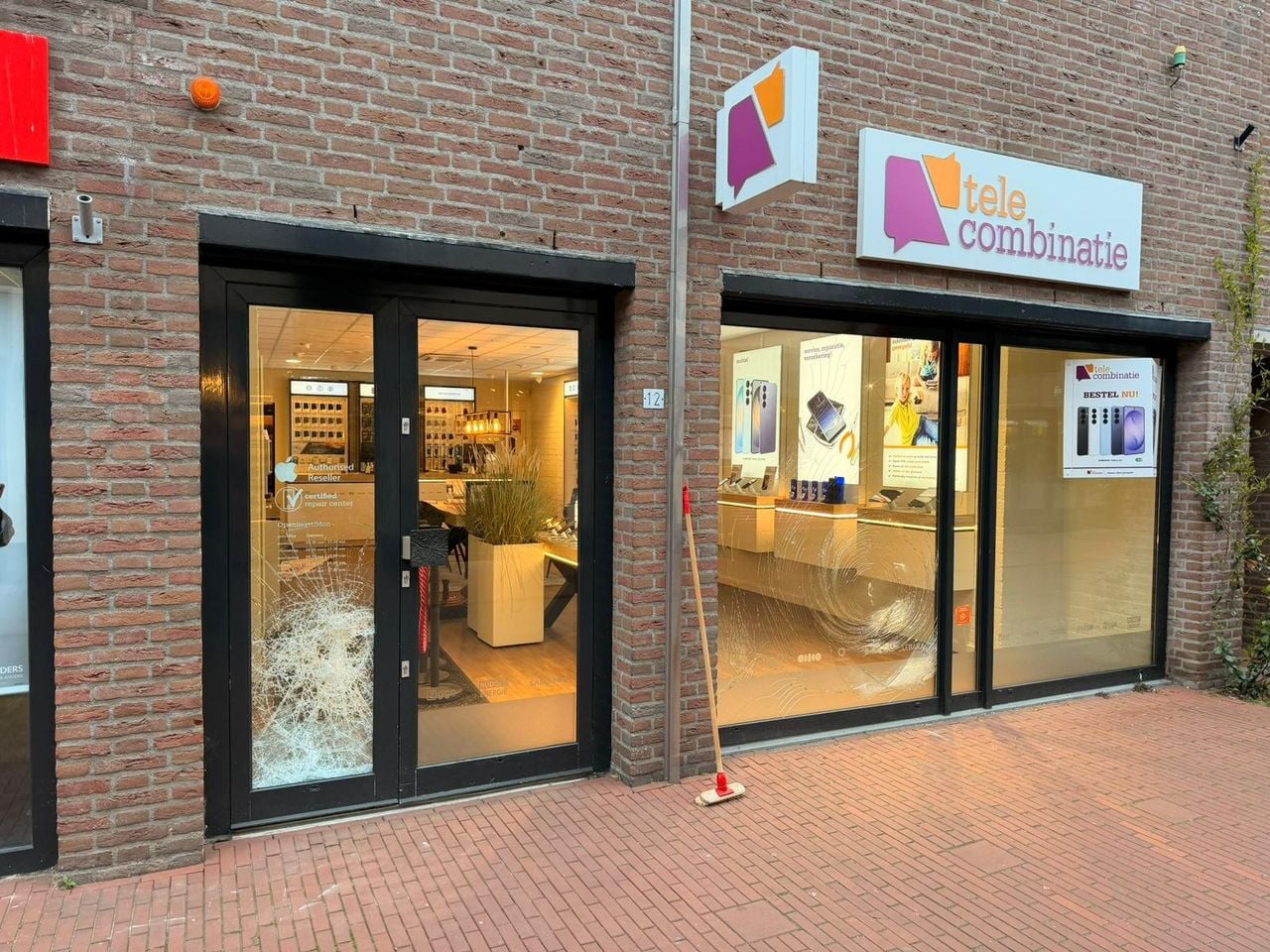 Meerdere ramen hebben het moeten ontgelden (foto: Telecombinatie Veghel).