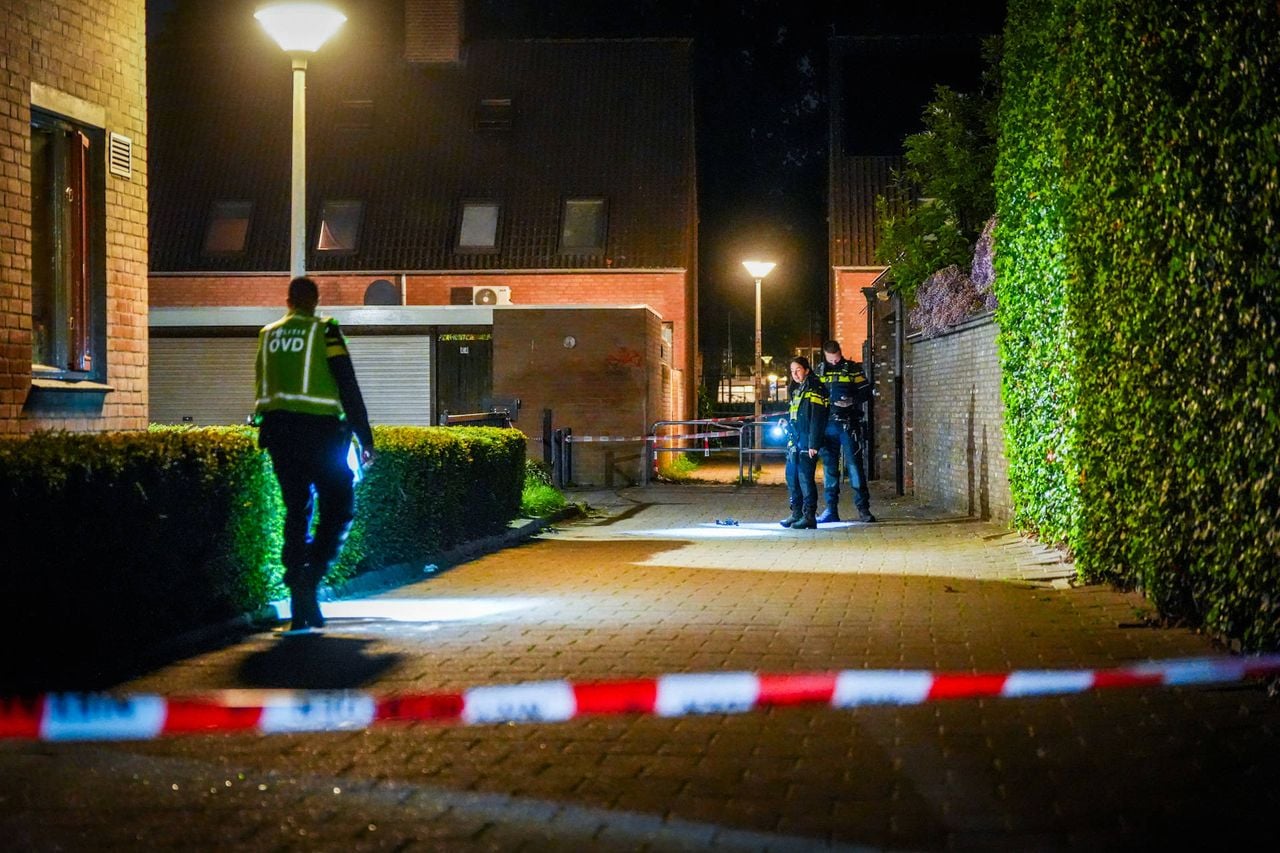 De politie deed onderzoek aan  de Dr. Joop den Uylstraat in Eindhoven (foto: Persbureau Heitink).