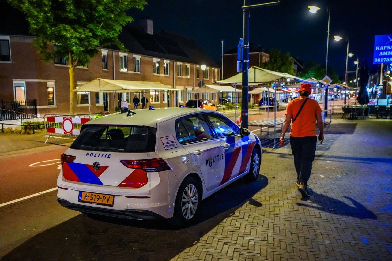 Na de vondst van de gewonde man aan de Dr. Joop den Uylstraat in Eindhoven zette de politie de omgeving ruim af (foto: Persbureau Heitink).