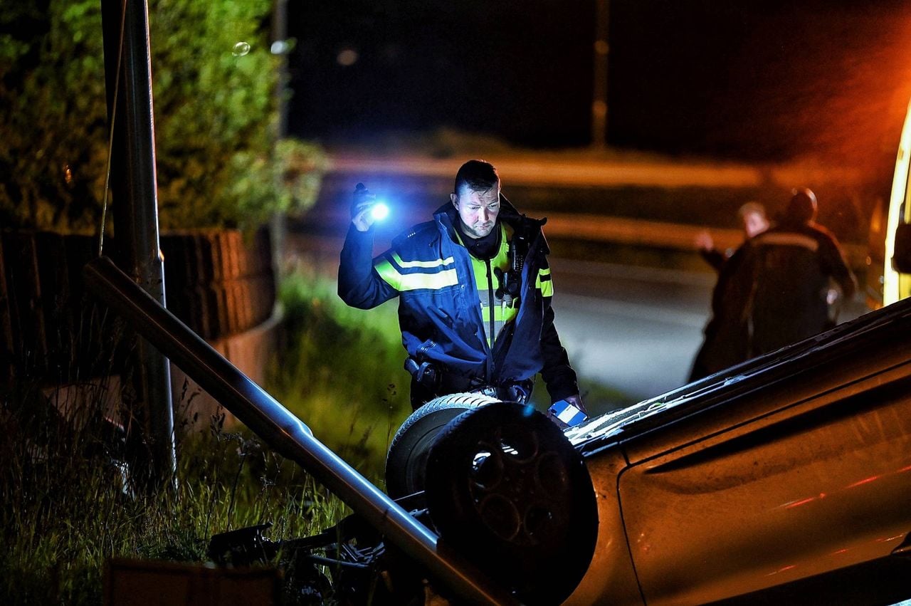 De bestuurster van de auto op de A65 was de macht over het stuur verloren (foto: Toby de Kort/Persbureau Heitink).