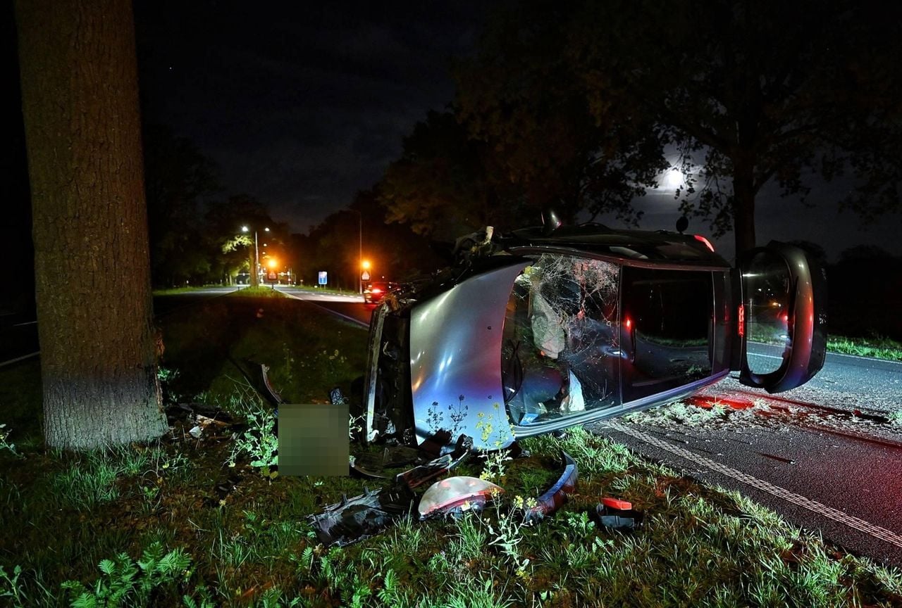 De bestuurder van de auto op de N65 botste met zijn auto frontaal op een boom in de middenberm (foto: Toby de Kort/Persbureau Heitink).