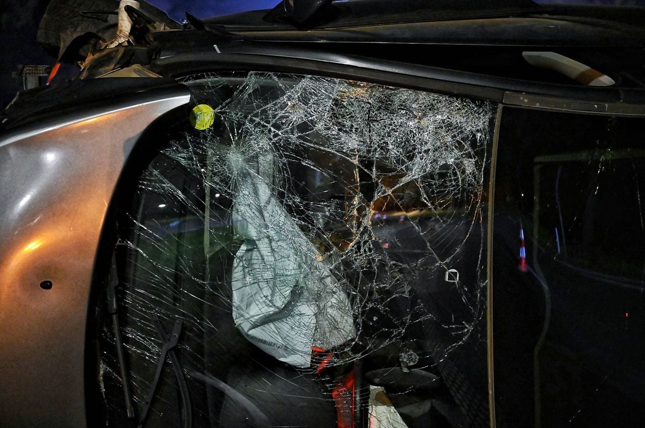 Een berger heeft de zwaar beschadigde auto op de N65 meegenomen (foto: Toby de Kort/Persbureau Heitink).