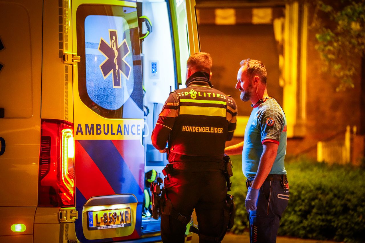Het slachtoffer aan de Barrierweg in Eindhoven werd naar een ziekenhuis gebracht (foto: SQ Vision).