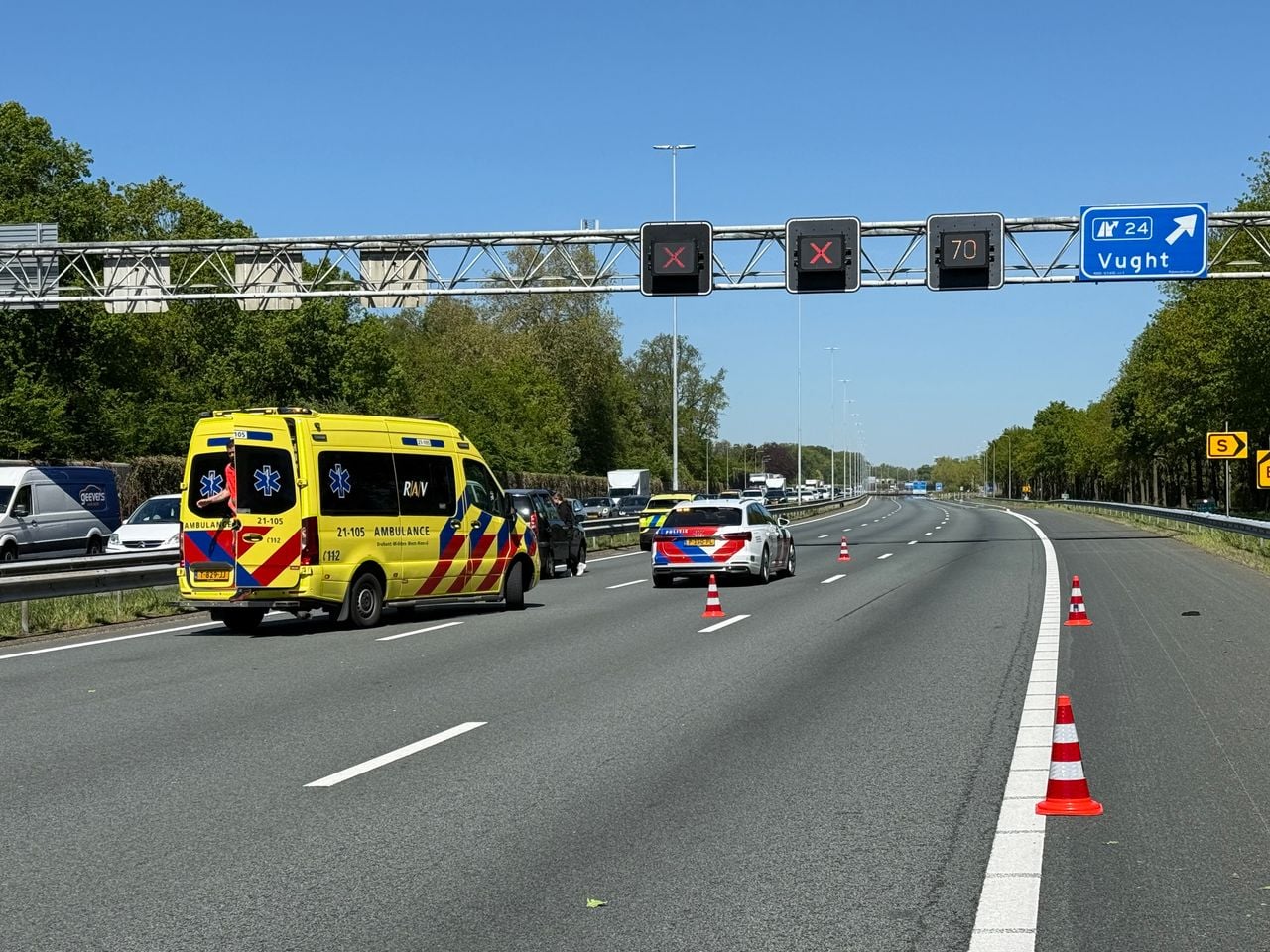 Groot ongeluk op de A2 bij Vught (foto: Bart Meesters/Persbureau Heitink).